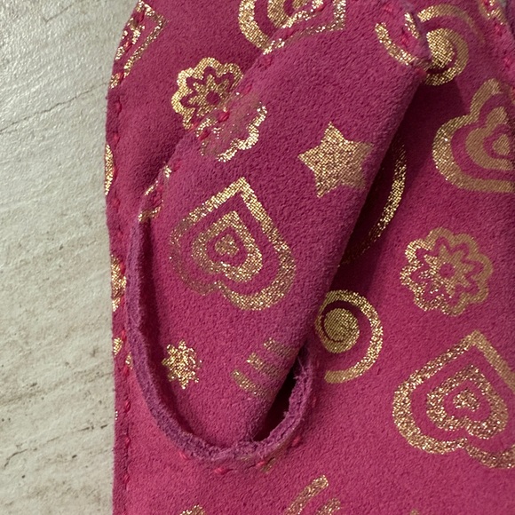 UGG Kids' Fuchsia and Gold Patterned mittens
Hand sewn ..nwt - Picture 5 of 6